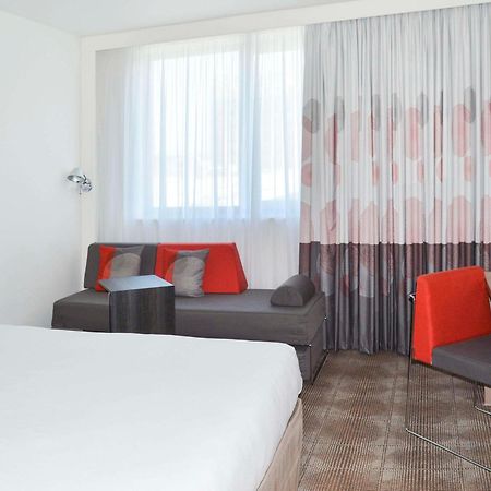 Novotel London Brentford Bagian luar foto